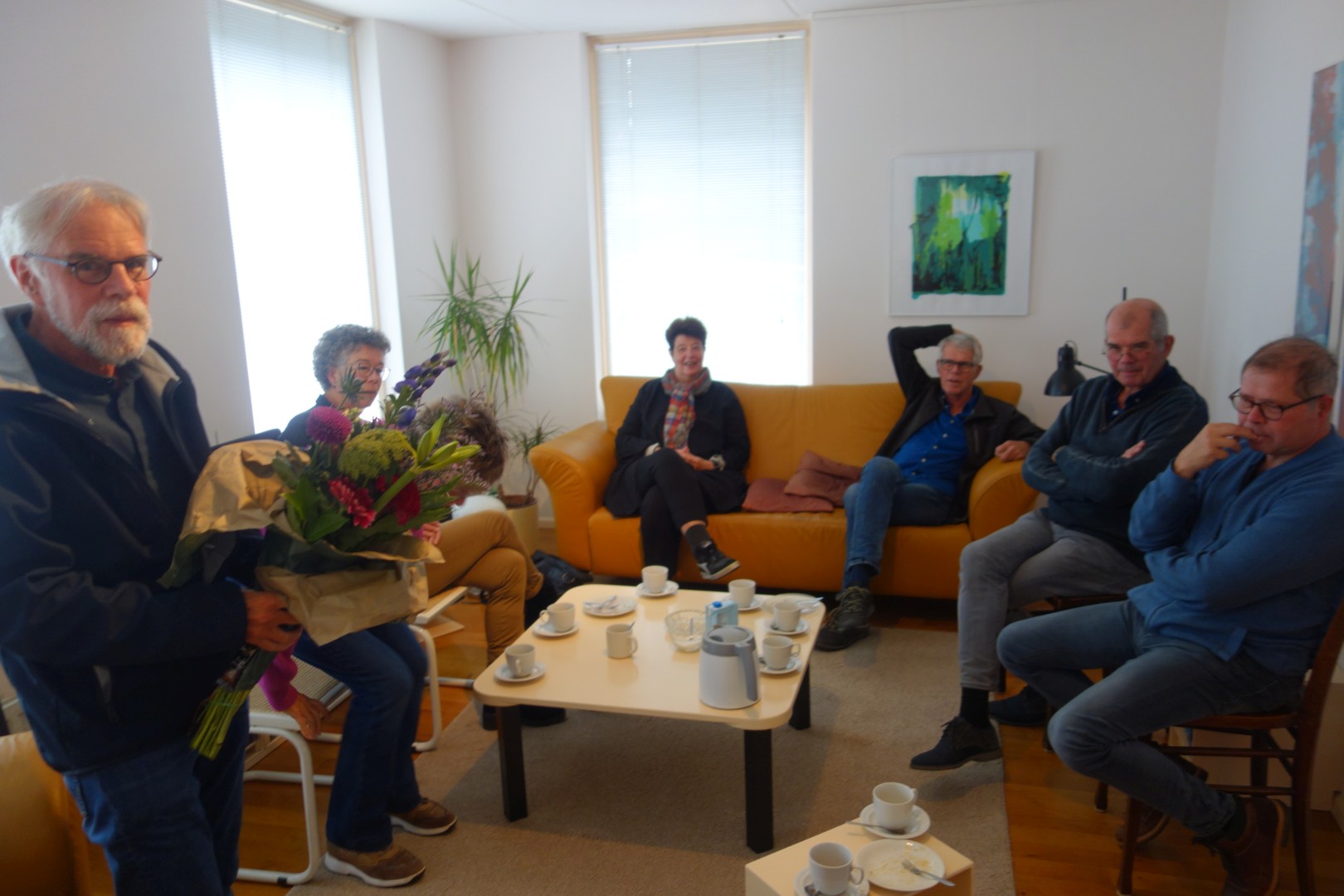 Bloemen overhandigd.