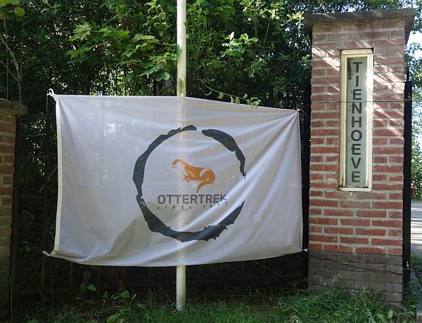OTTERTREK vlag bij De Tienhoeve